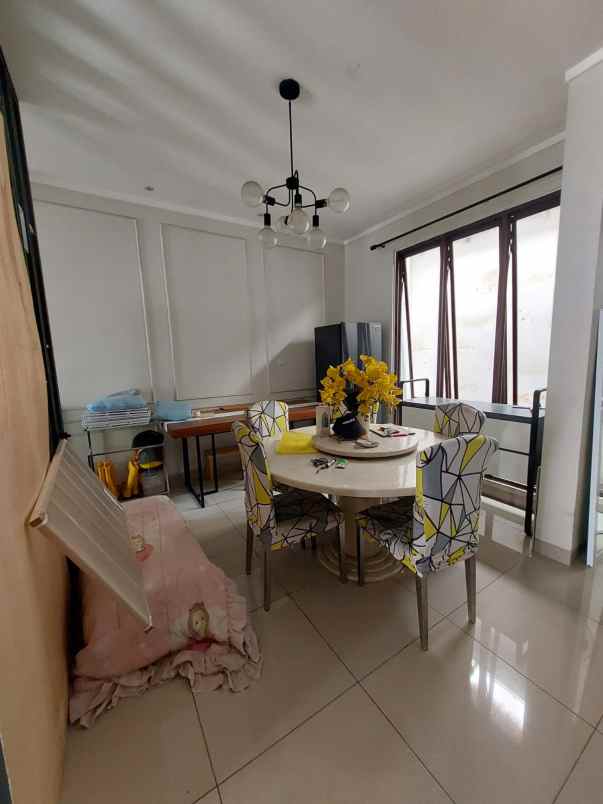 dijual rumah dekat mall di burgundy summarecon bekasi