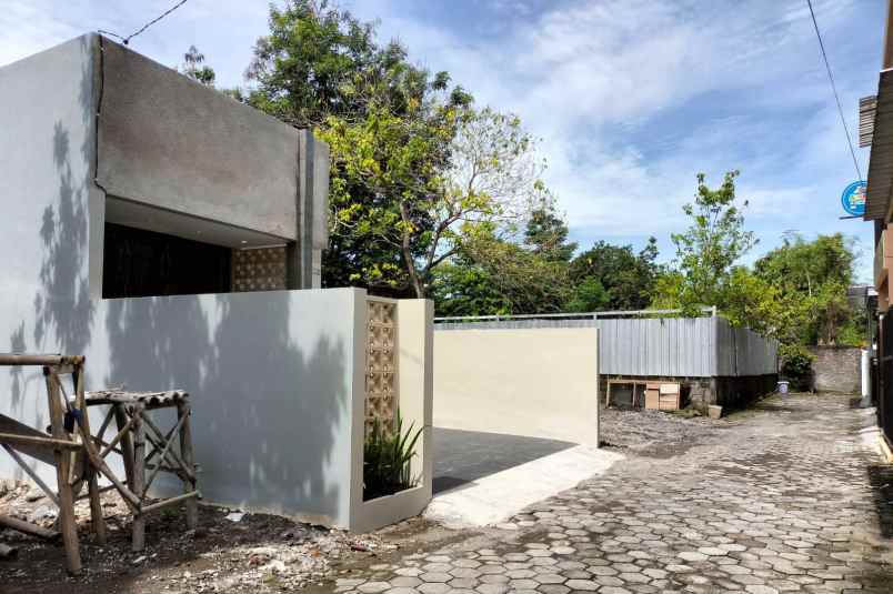 dijual rumah dekat stadion