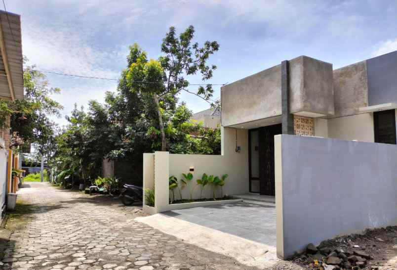 dijual rumah dekat stadion