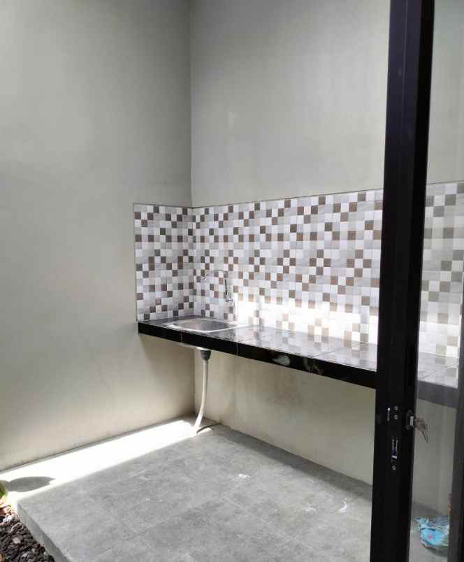 dijual rumah dekat stadion