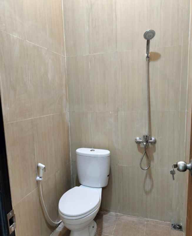 dijual rumah dekat stadion