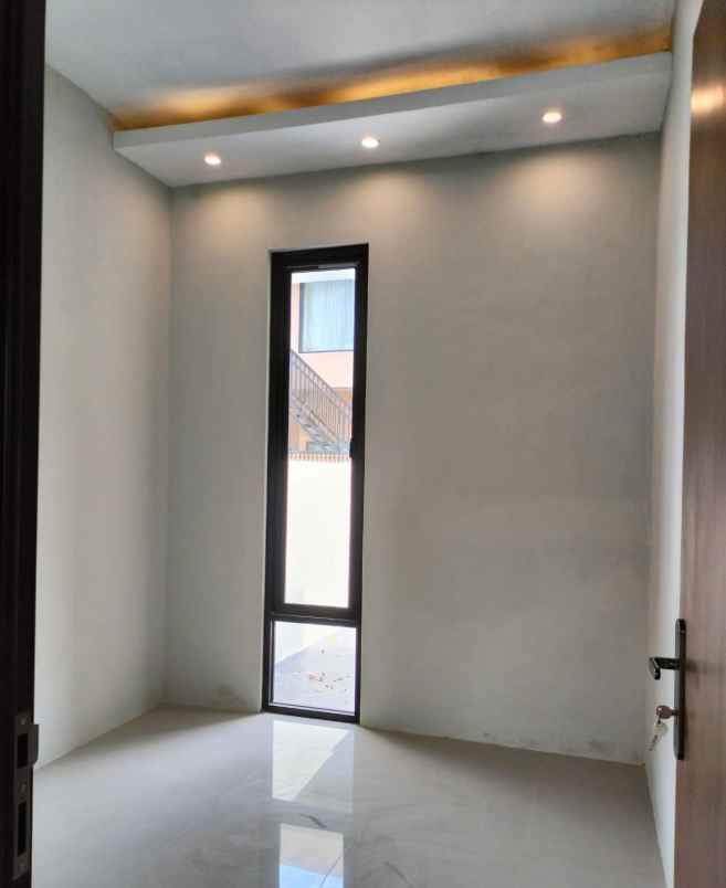 dijual rumah dekat stadion