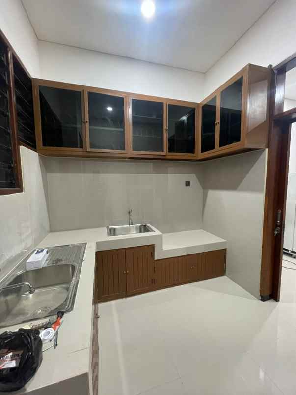 dijual rumah dharmahusada permai