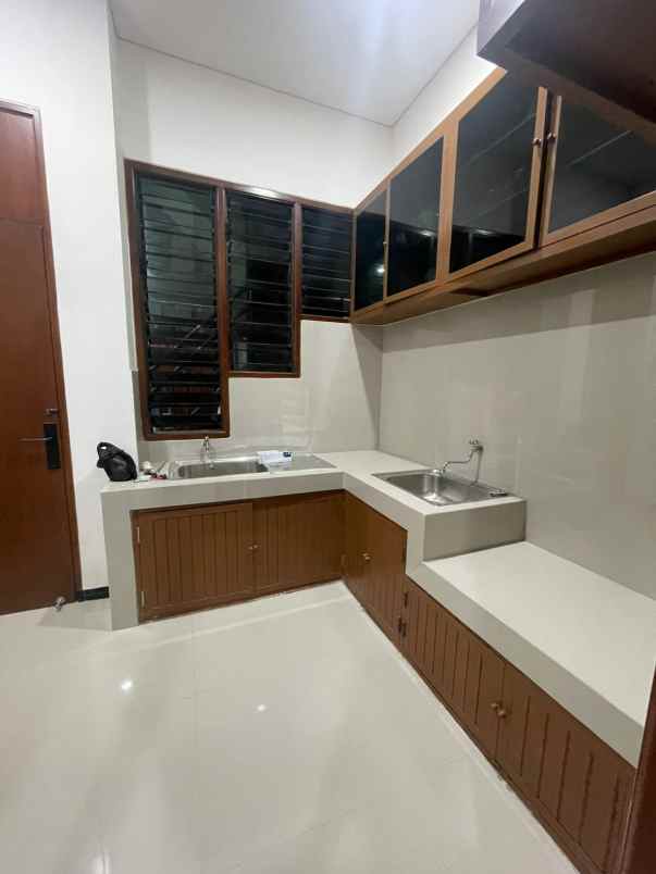 dijual rumah dharmahusada permai