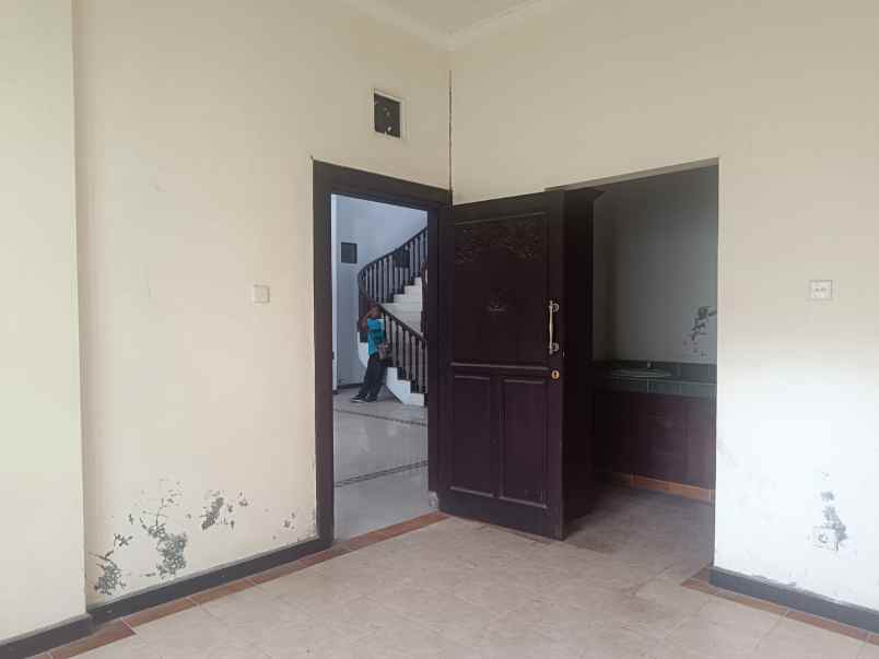 dijual rumah gatsu timur