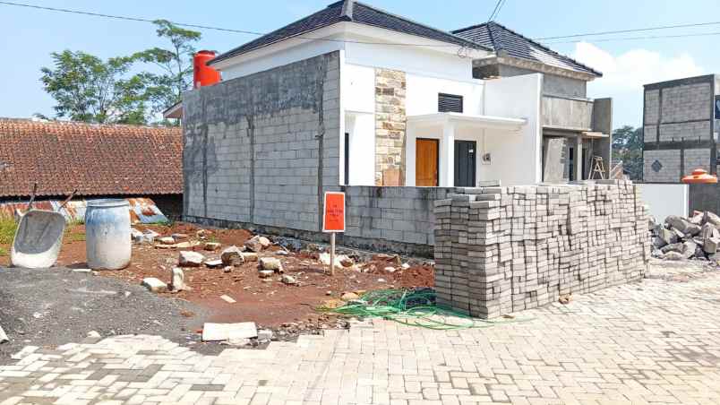 dijual rumah gedawang