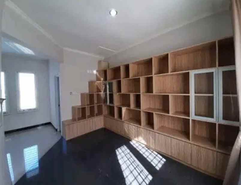 dijual rumah graha gayungsari jl