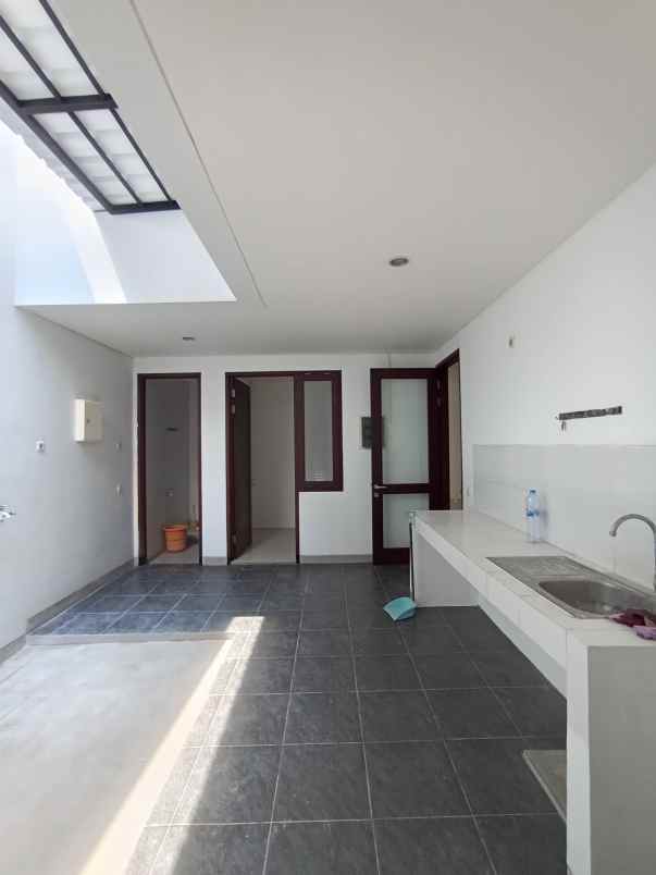 dijual rumah graha natura