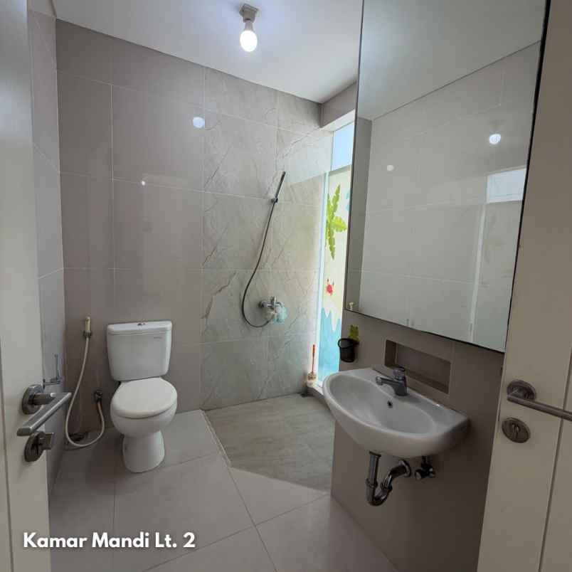 dijual rumah grand pakuwon
