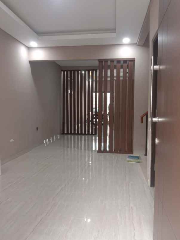 dijual rumah green ara residence