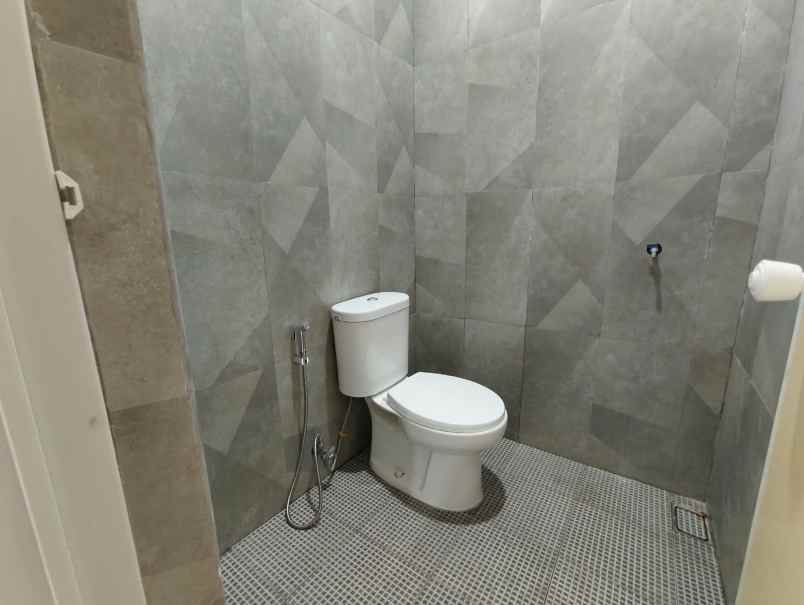 dijual rumah green lake wonorejo