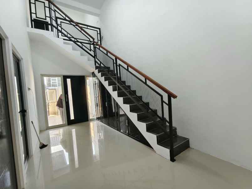 dijual rumah green lake wonorejo