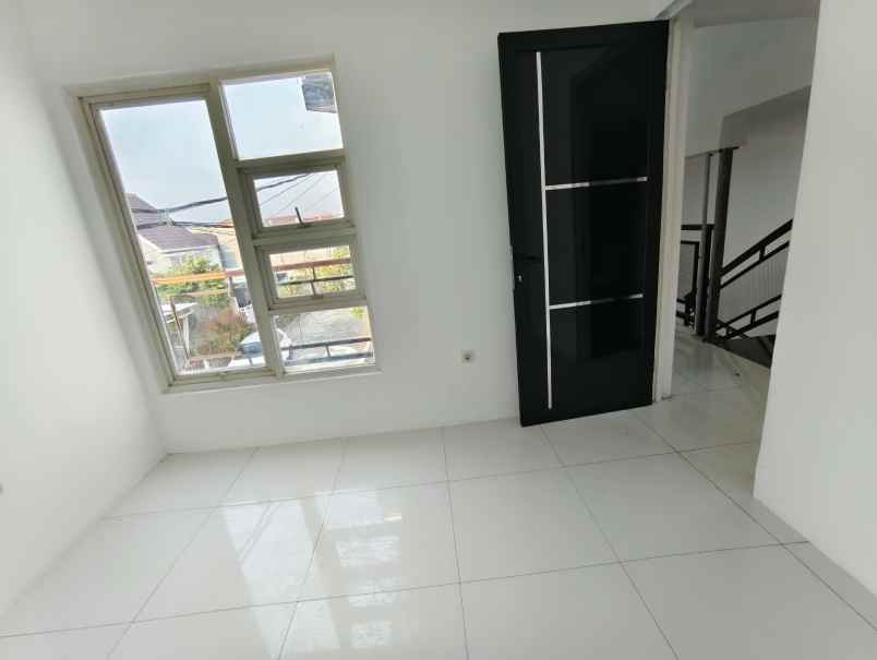 dijual rumah green lake wonorejo