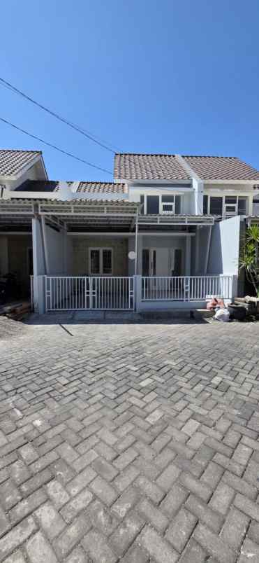 dijual rumah green lake wonorejo