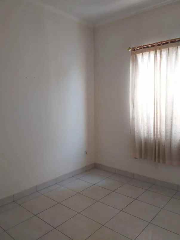 dijual rumah hook 2 lantai di legenda wisata cibubur