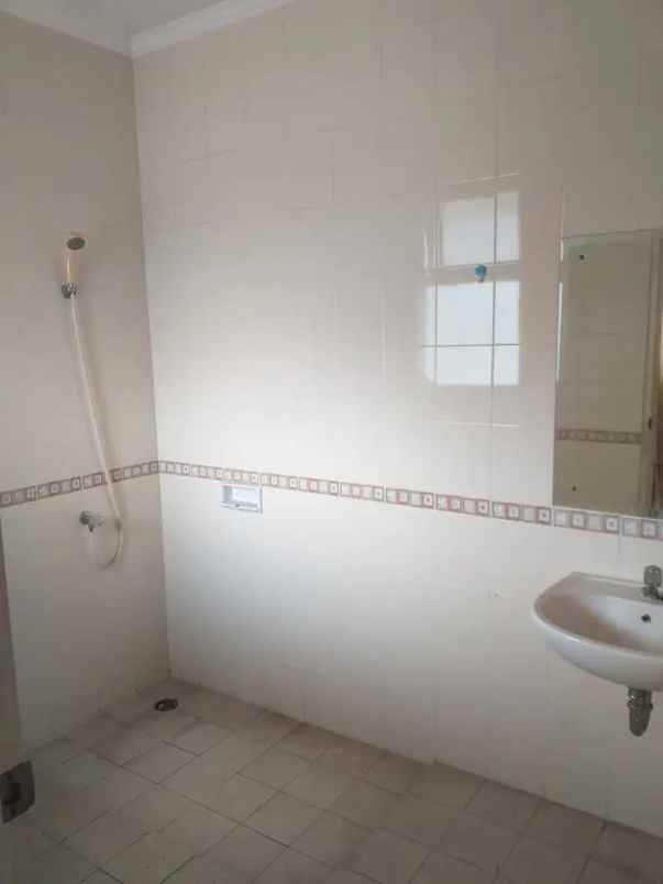 dijual rumah hook 2 lantai di legenda wisata cibubur
