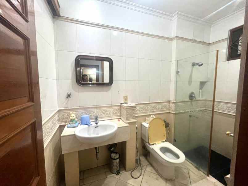 dijual rumah hook mewah bintaro kolam renang