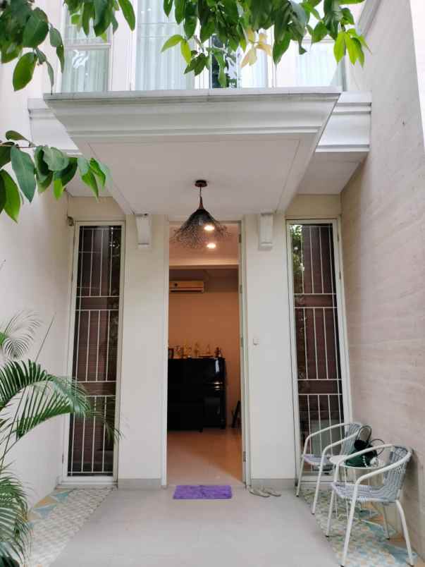 dijual rumah jalan pakuwon indah