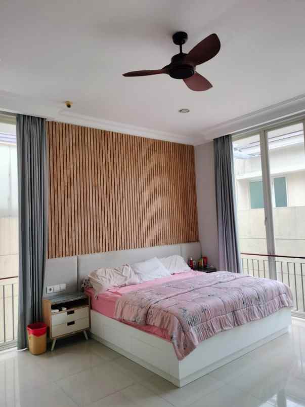 dijual rumah jalan pakuwon indah