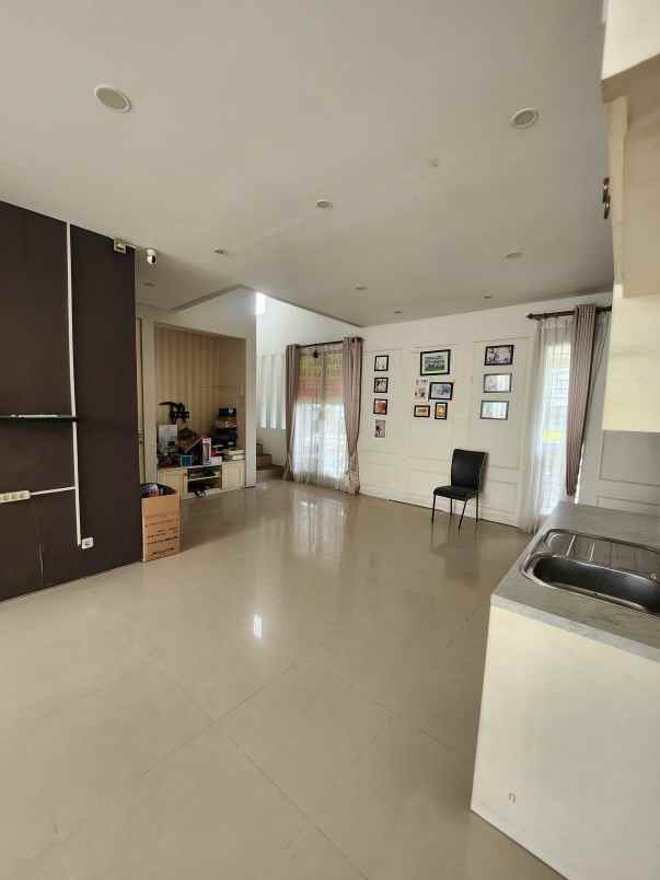 dijual rumah jalan royal residence