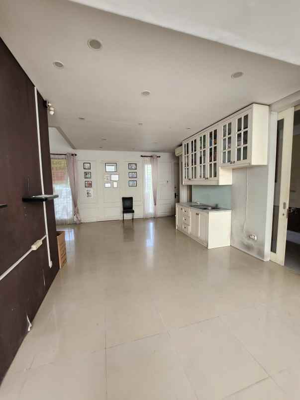 dijual rumah jalan royal residence
