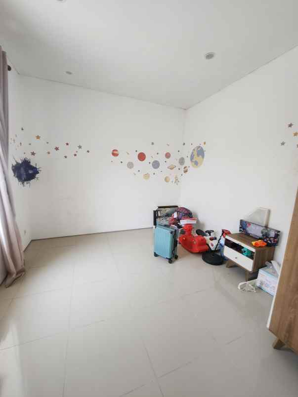 dijual rumah jalan royal residence