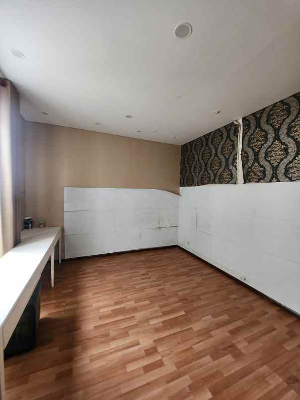 dijual rumah jalan royal residence