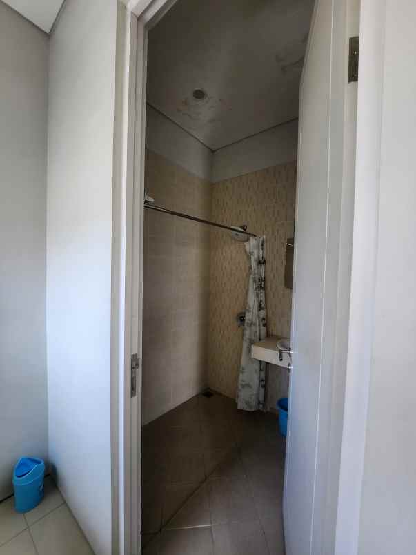 dijual rumah jalan royal residence