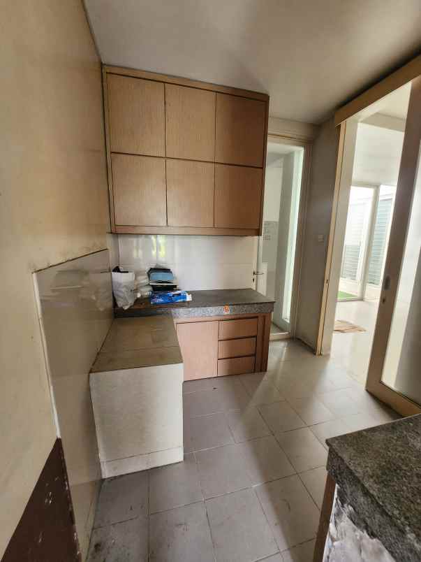 dijual rumah jalan royal residence