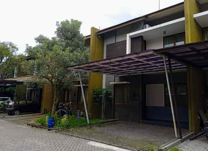 dijual rumah jalan setraduta