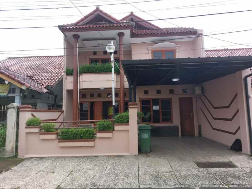 dijual rumah jl aria graha