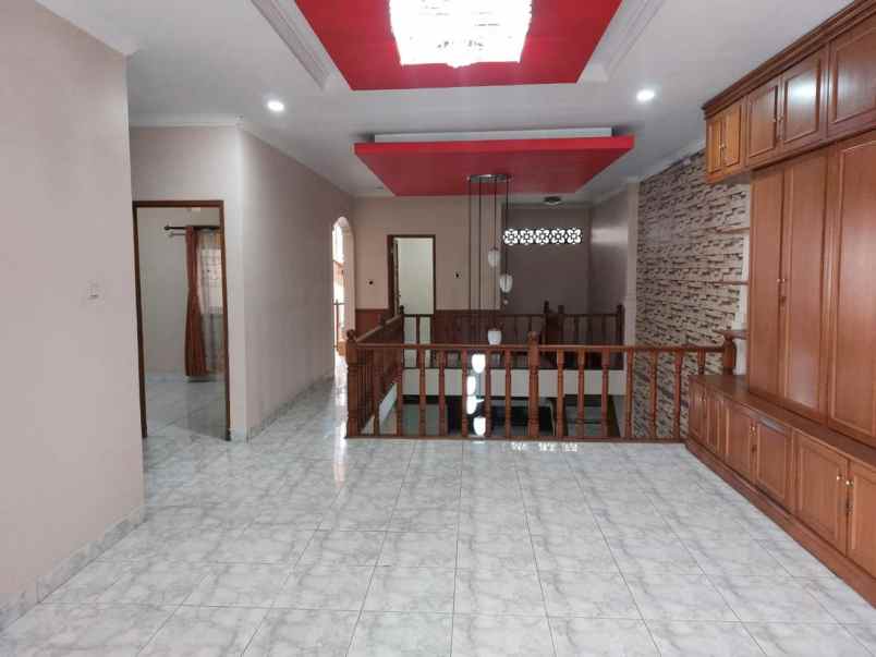 dijual rumah jl aria graha