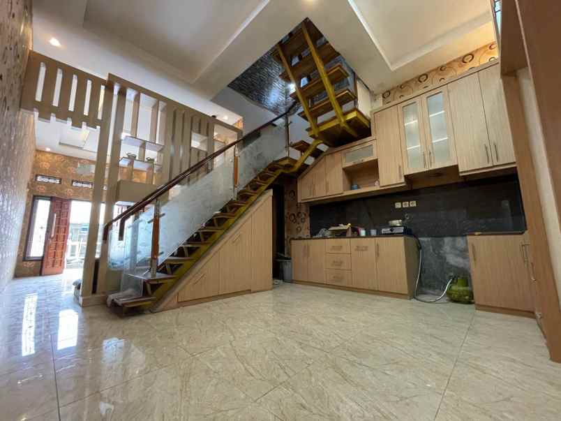dijual rumah jl babakan sari