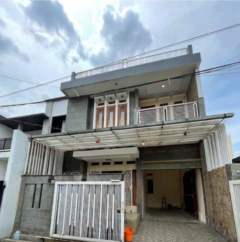 dijual rumah jl babakan sari