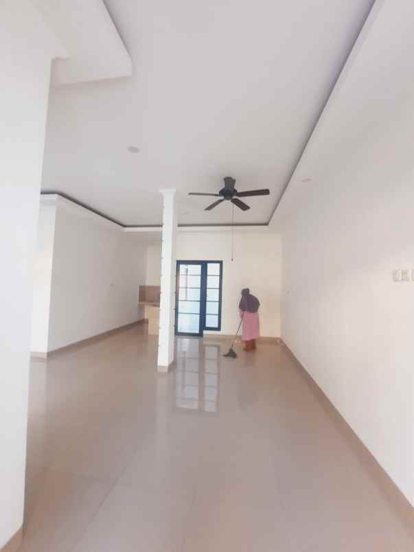 dijual rumah jl charaka buana