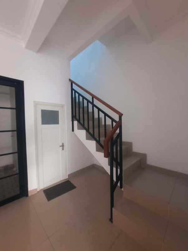 dijual rumah jl charaka buana