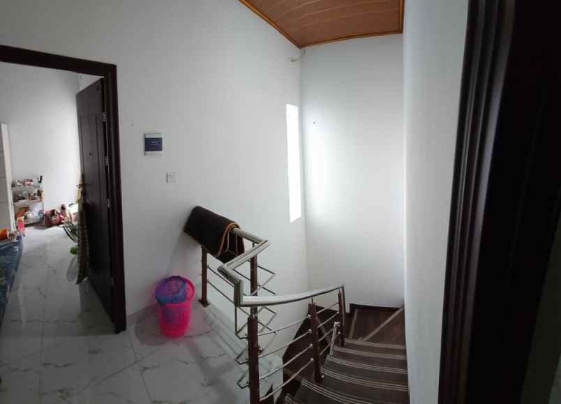 dijual rumah jl putri tunggal