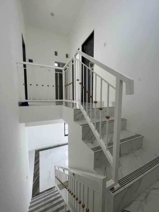 dijual rumah jl raya jati makmur