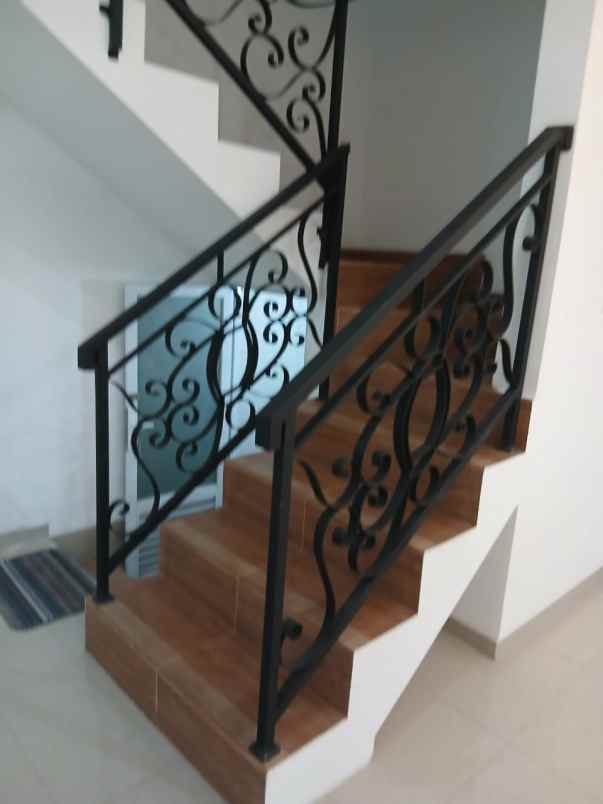 dijual rumah jl serdang raya beji depok