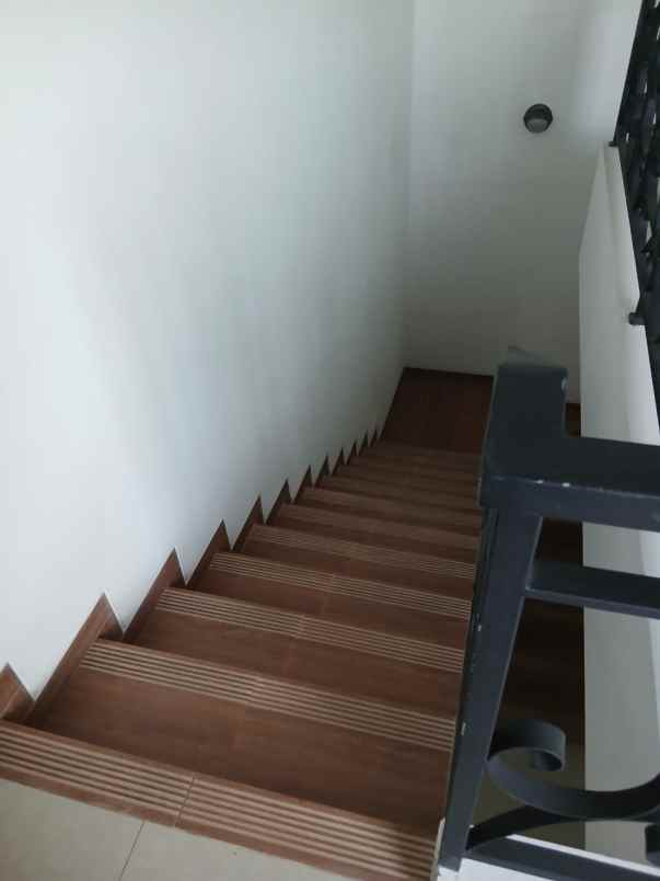 dijual rumah jl serdang raya beji depok