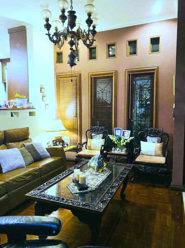 dijual rumah jl setrasari