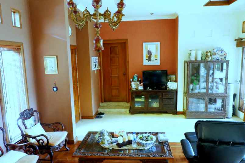 dijual rumah jl setrasari