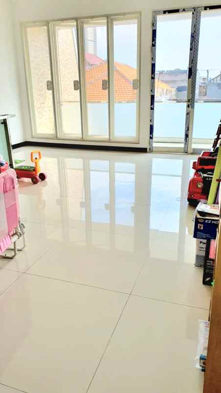 dijual rumah jl sutorejo