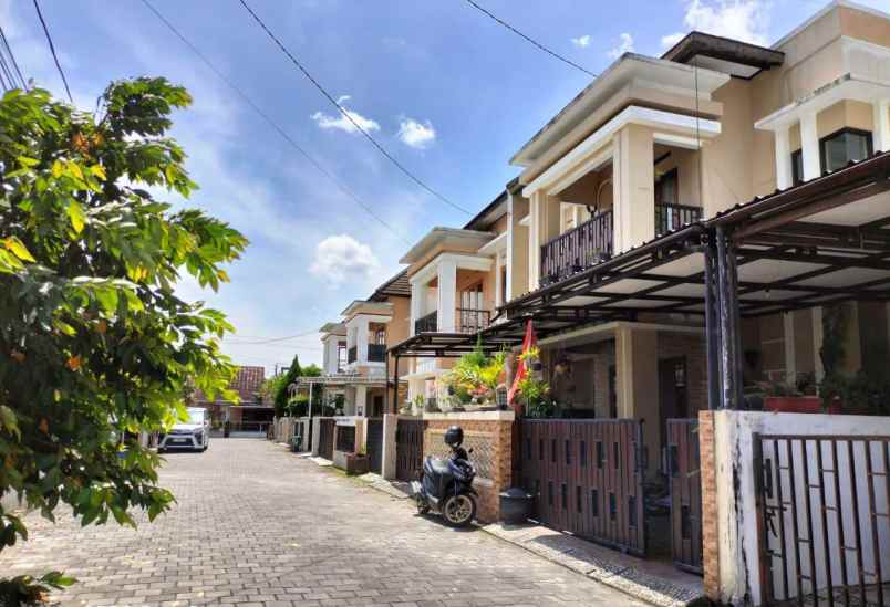 dijual rumah jl tajem