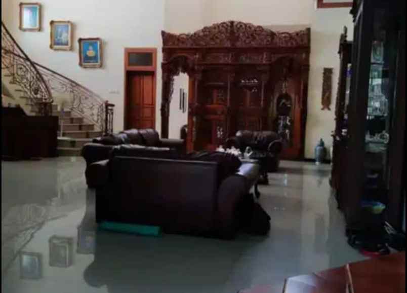 dijual rumah jl teluk cendrawasih