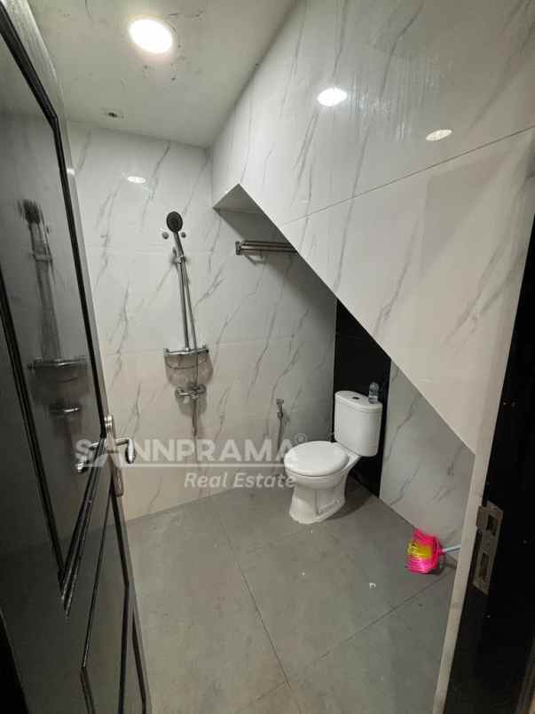 dijual rumah jln raya kramat jati