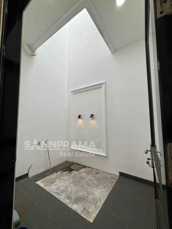 dijual rumah jln raya kramat jati