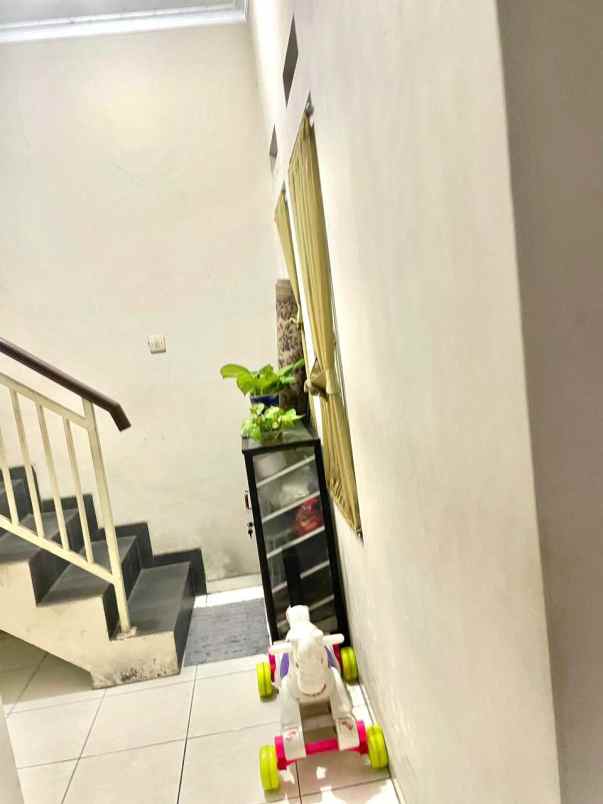 dijual rumah karangan babatan wiyung