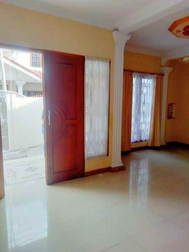 dijual rumah kayu putih