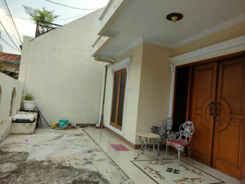 dijual rumah kayu putih